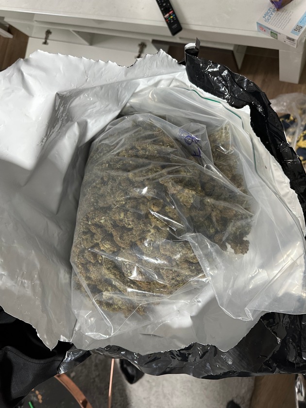 ZOLL-E: Dumm gelaufen - Zollfahndung Essen findet Cannabisplantage und stellt über 7 kg Marihuana sicher