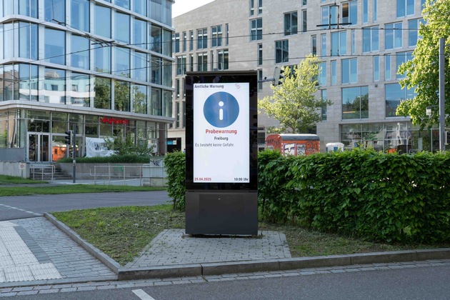 Gefahrenwarnung in Freiburg: Digitale Stadtinformationsanlagen an Verkehrsknotenpunkten warnen die Bevölkerung schnell im Katastrophenfall