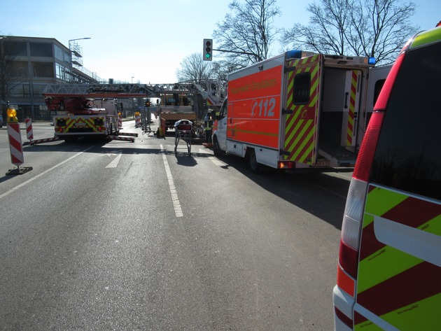 FW Dinslaken: Feuerwehr unterstützt den Rettungsdienst im Einsatz