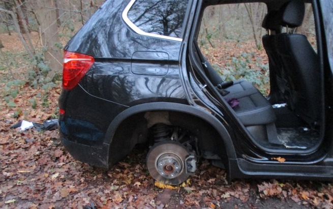 POL-REK: 201204-3: Zeuge fand ausgeschlachtete BMW im Wald - Erftstadt