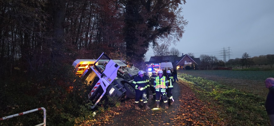 FW-WRN: TH_PERSON_KLEMMT - LKW, 2 Personen im Fahrzeug, im Graben