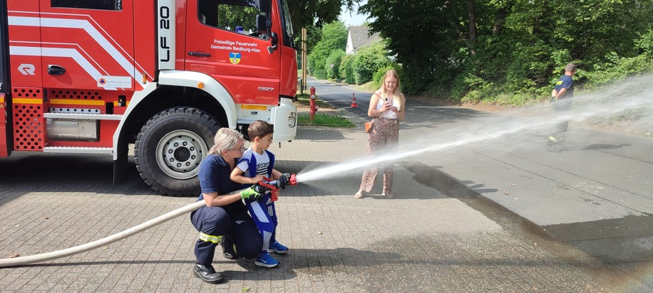 FW-KLE: Feuerwehr klärt Kinder über die Gefahren von Feuer auf: Kindergartenkinder besuchen die Freiwillige Feuerwehr Bedburg-Hau