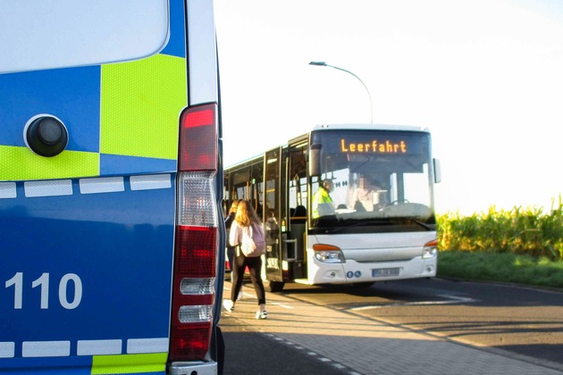 POL-WE: Kind angefahren und geflüchtet in Glauberg - Polizei sucht Motorradfahrer ++ Buskontrollen in Büdingen im Rahmen der Aktion &quot;Sicherer Schulweg&quot; ++ u.a.