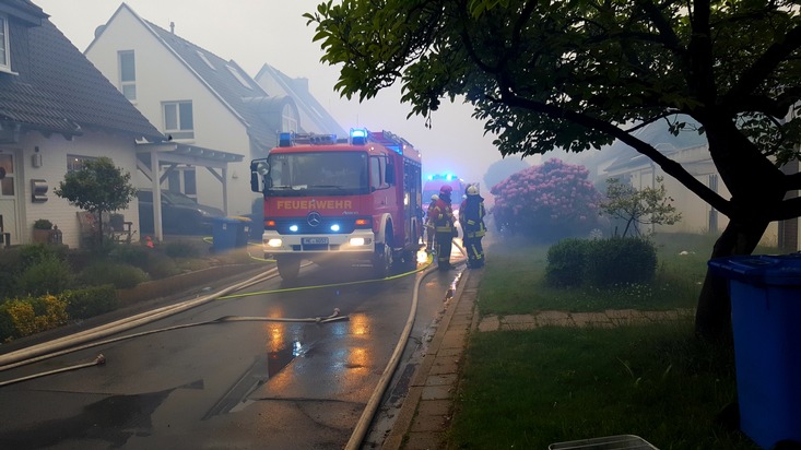 FW-Heiligenhaus: Dachstuhl nach Unwetter in Flammen (Meldung 14/2016)