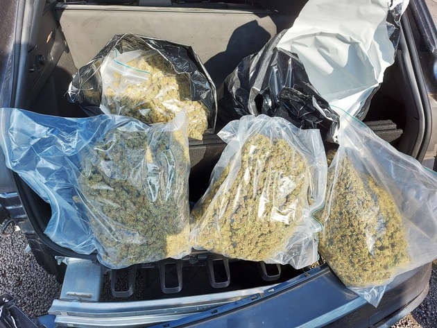 HZA-KR: Drogenschmuggel endete mit Totalschaden nach missglücktem Fluchtversuch / Über fünf Kilogramm Marihuana im Fluchtfahrzeug durch den Zoll beschlagnahmt