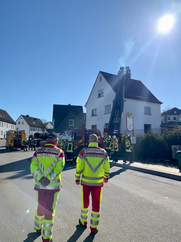 FW-PL: Drehleiter der Vier-Täler-Stadt unterstützt bei Brandeinsatz die Feuerwehr der Ebbegemeinde