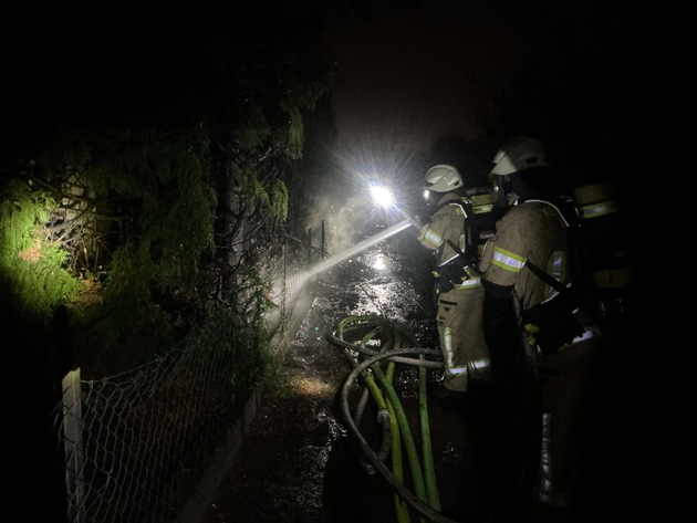 FW Lehrte: Feuer in Kleingartenkolonie