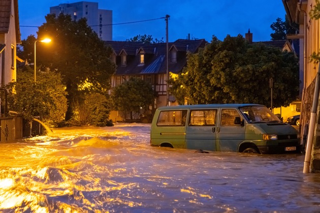 Von Hitze zu Hochwasser - sicher durch den Sommer / Welche Naturgefahren birgt der Sommer?