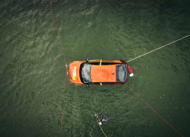 Im Wasser zählt jede Sekunde / ADAC testet in einzigartigem Versuch das Sinkverhalten von Elektroauto und Verbrenner-Pkw / Ausstieg über das Fenster ist die sicherste Lösung