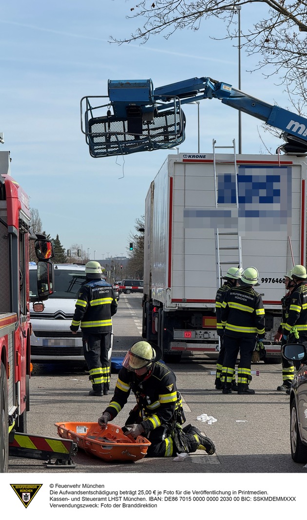 FW-M: Zwei Schwerverletzte bei Unfall - Ersthelfer leisten perfekte Hilfe (Freimann)