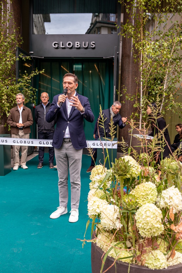Globus CEO Franco Savastano eröffnet neuen Globus in St. Gallen am Multertor