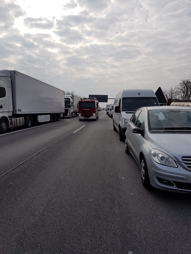 POL-PDNW: Polizeiautobahnstation - Sperrung der Autobahn 61 nach Verkehrsunfall