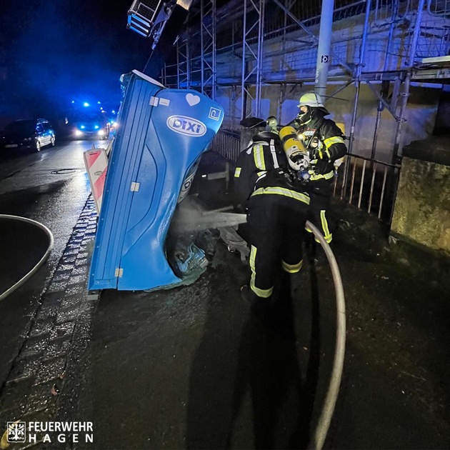 FW Hagen: Brand am Gebäude - brennt Baustellen WC