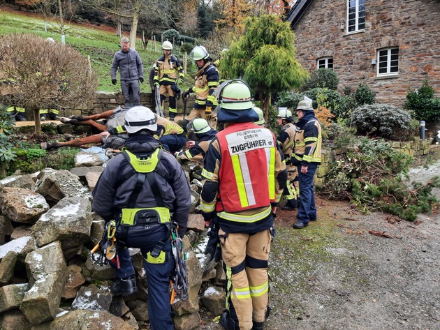 FW-E: Tier in Notlage - Feuerwehr hilft gestürztem Pferd wieder auf die Beine