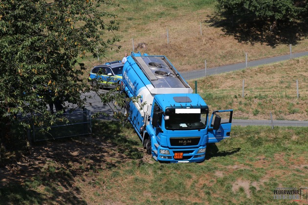 FW-MK: Tankwagen mit Heizöl kam vom Weg ab