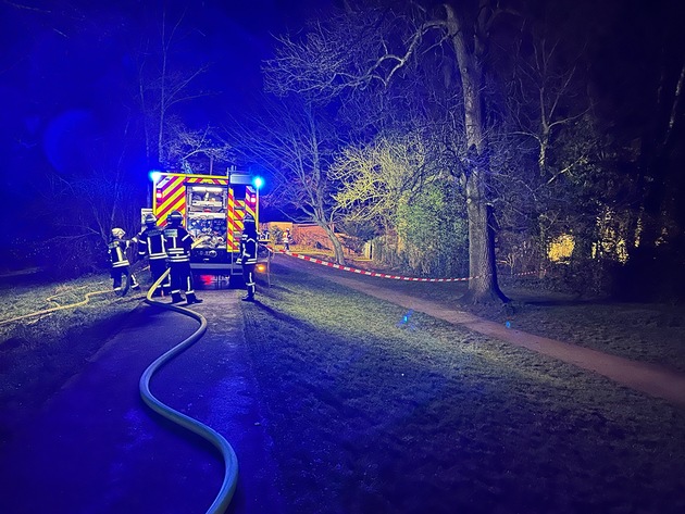 FW Rösrath: Brand in Kleingartensiedlung