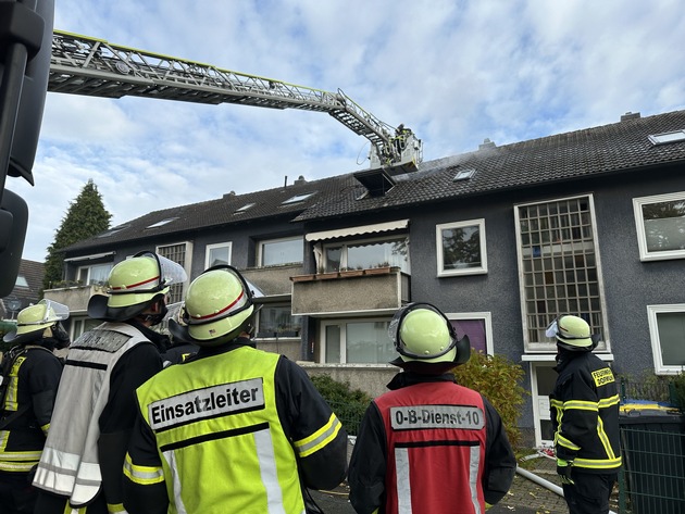 FW-DO: Feuer in einer Dachgeschosswohnung im Dortmunder Süden - Drei Katzen starben