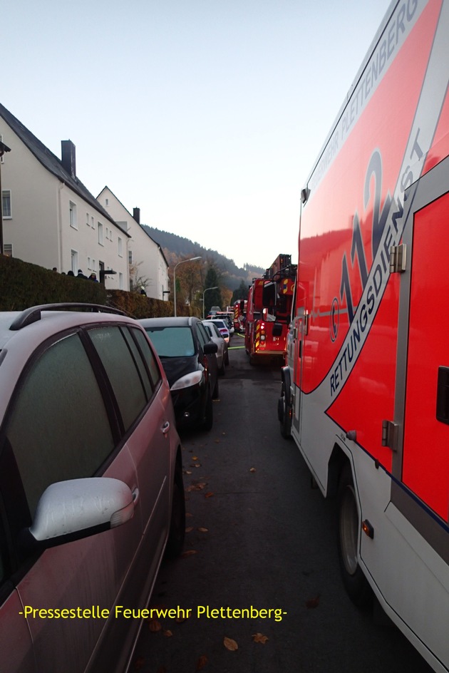 FW-PL: Rauch drang aus Wohnung in der Rheinlandstraße im OT Stadtmitte. Rauchmelder warnten Bewohner. Probleme bei der Anfahrt der Feuerwehr