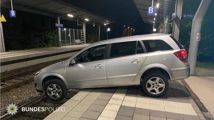 Bundespolizeidirektion München: Glück im Unglück / Senior fährt mit Auto über Bahnsteigkante