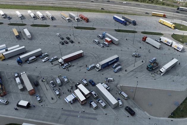 POL-KS: Große Lkw-Kontrolle mit Unterstützung verschiedener Behörden an Autobahn 7: Mehr als die Hälfte der Fahrzeuge beanstandet; 20 mussten stehen bleiben