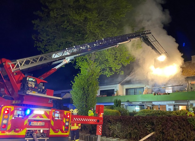 FW-OH: Gronenberg, Gemeinde Scharbeutz, Kreis OH: Wohnungsbrand mit schwerverletzter Person in Gronenberg Ausgedehnter Wohnungsbrand fordert Feuerwehren - 100 Einsatzkräfte vor Ort.