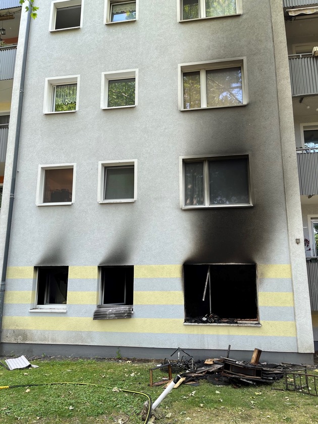 FW-F: Zimmerbrand zerstört Wohnung