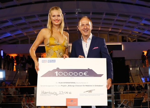 Erfolgreiche Eventpremiere &quot;FASHION2NIGHT&quot; mit vielen Prominenten und großer Charity-Aktion