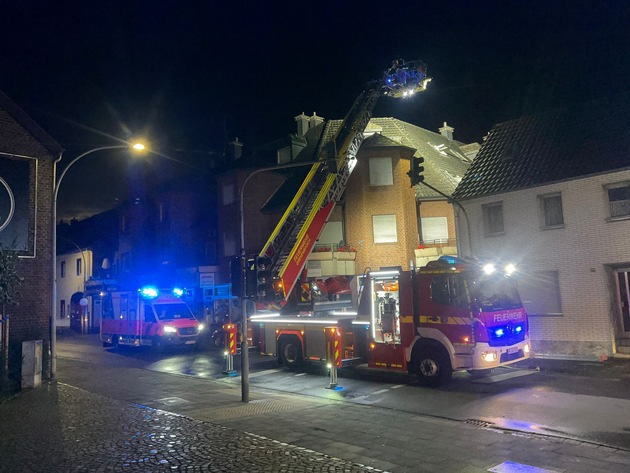 FW Grevenbroich: Rauchmelder rettet Leben: Feuerwehr löscht Brand in Mehrfamilienhaus und rettet Frau aus Wohnung
