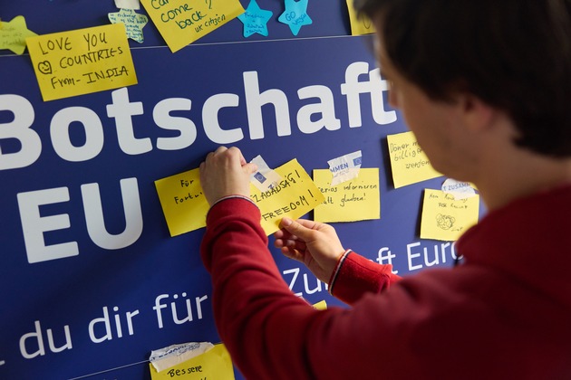 Millionster Gast im EU-Erlebniszentrum am Brandenburger Tor in Berlin