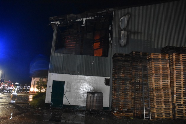 POL-STD: Brand auf einem Anwesen in Balje richtet ca. 100.000 Euro Schaden an, Unbekannte entwenden schweres Baumaschinenzubehör in Drochtersen, Einbrecher in Harsefeld und Buxtehude
