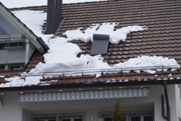 Mehr Sicherheit durch Schneehalter / Sicherheit geht vor! Das gilt insbesondere auch im Zusammenhang mit Schnee, der vom Dach abrutschen und so gefährlich werden kann