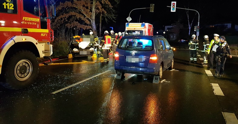 FW-EN: Mehrere Verkehrsunfälle und Brandmeldealarme für die Feuerwehr - Schwerer Unfall mit eingeklemmter Person auf der Wittener Landstraße