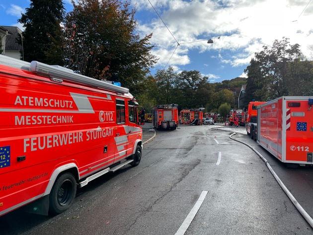 FW Stuttgart: Zwei verletzte Personen bei Vollbrand einer Wohnung