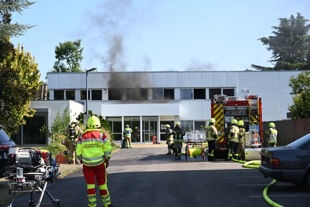 FW Pulheim: Brauweiler - Feuer in Bürogebäude