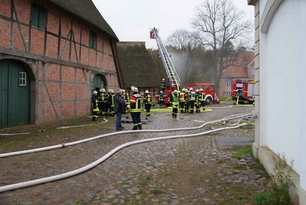 FW-PLÖ: Einsatzübung der Feuerwehren Amt Selen-Schlesen / Datum: 18.11.2017, 8:47 Uhr +++ Einsatzort: Gut Lammershagen, Lammershagen +++ Einsatz: FEU Y (Feuer, Menschenleben in Gefahr)