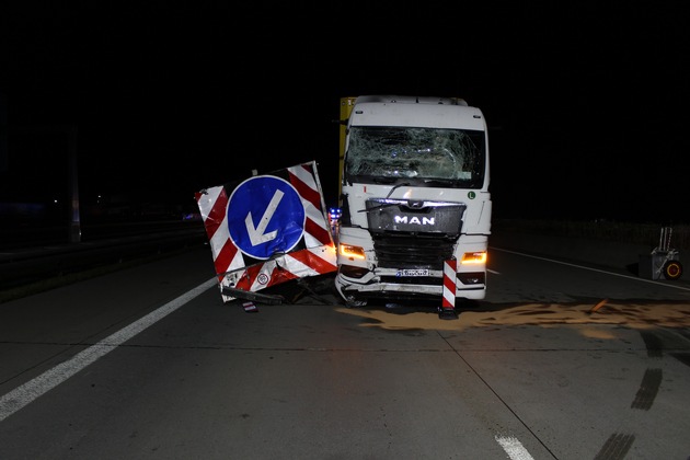 API-TH: Sattelzug fährt frontal auf Schilderwagen auf