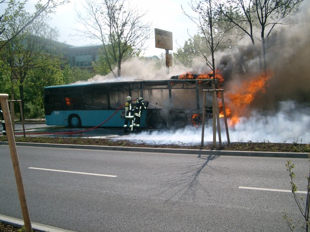 POL-F: 060509 - 0516 Heddernheim: Linienbus ausgebrannt