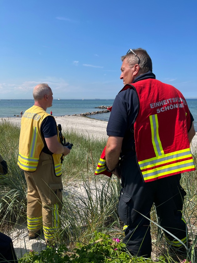 FW-PLÖ: Vermisste Schwimmer in Wisch - Große Suchaktion von Hilfsorganisationen am Strand von Heidkate.
