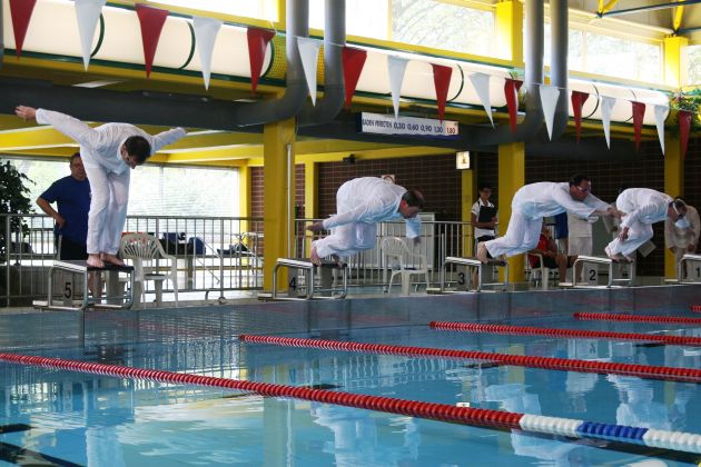 POL-GOE: Niedersächsische Polizeimeisterschaften im Schwimmen und Retten  -  Wettkampfatmosphäre im Northeimer Hallenbad
