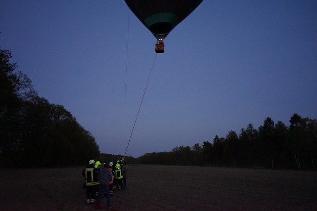 FW Flotwedel: Heißluftballon bleibt mit Sicherungsseil in Baum hängen - Feuerwehr eilt zur Hilfe
