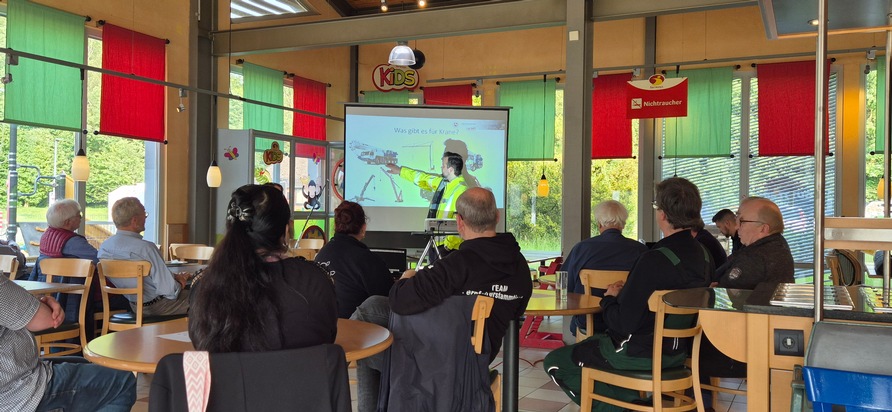 POL-ROW: ++ Hoch hinaus beim 220. Fernfahrerstammtisch der PD Lüneburg ++