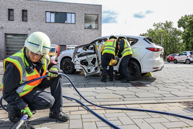 FW-LEV: Feuerwehr Leverkusen übt an Mazda-Plug-in-Hybrid Modellen Praxisnahe Ausbildung in der technischen Hilfeleistung an modernsten Fahrzeugen