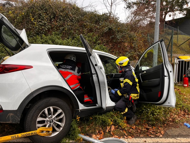 FW Heimbach: Verkehrsunfall fordert zwei Verletzte - Feuerwehr setzt hydraulisches Rettungsgerät ein