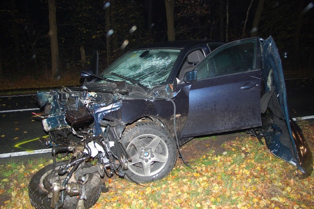 POL-STH: Auto frontal gegen Baum / Schutzengel fuhr mit