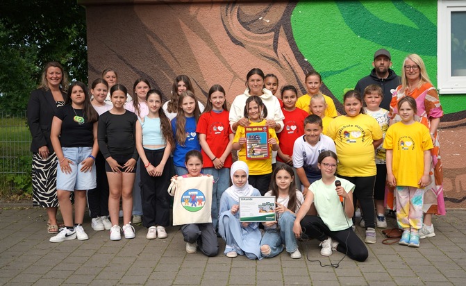 Eine ganze Schule im Hip-Hop-Fieber: „Wackel-Zappel-News“ gewinnen Schülerzeitungswettbewerb und erleben Workshop für alle Kinder