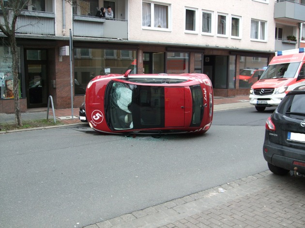 POL-HI: Verkehrsteilnehmerin streift mit Auto einen geparkten Pkw und landet auf der linken Fahrzeugseite