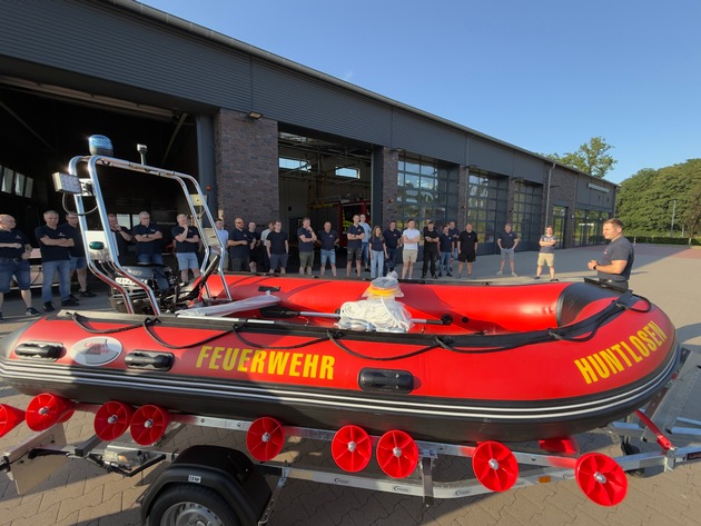 FW-OLL: Feuerwehr Huntlosen erweitert Ausstattung um modernes Rettungsboot für Wasserrettung