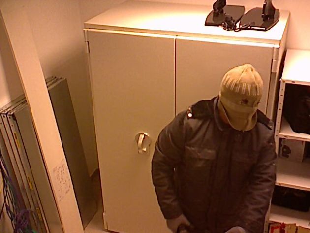POL-SE: Norderstedt: Nach bewaffnetem Raubüberfall auf Pfandhaus am 13. November- Kriminalpolizei sucht mit Täteraufnahmen nach Hinweisgebern  - Belohnung für Hinweise, die zur Ergreifung führen