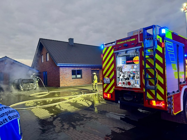 FW Bocholt: Fahrzeugbrand am Einfamilienhaus