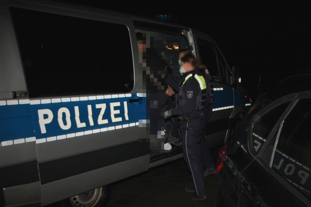 POL-PB: Durchsuchungen und Festnahmen in NRW-Städten - Bande von mutmaßlichen Autodieben und Hehlern festgenommen